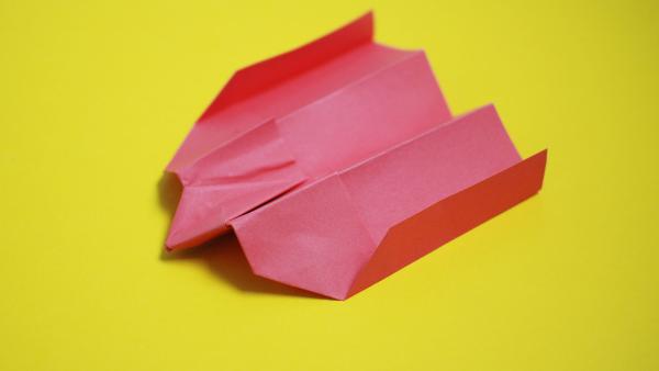 Papierflieger mit stumpfer Nase falten | Rechte: KiKA
