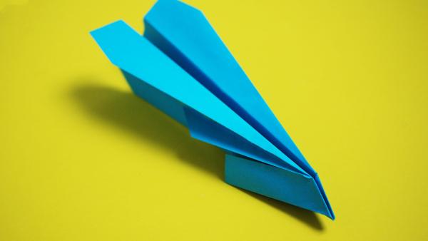 Papierflieger mit spitzer Nase falten | Rechte: KiKA